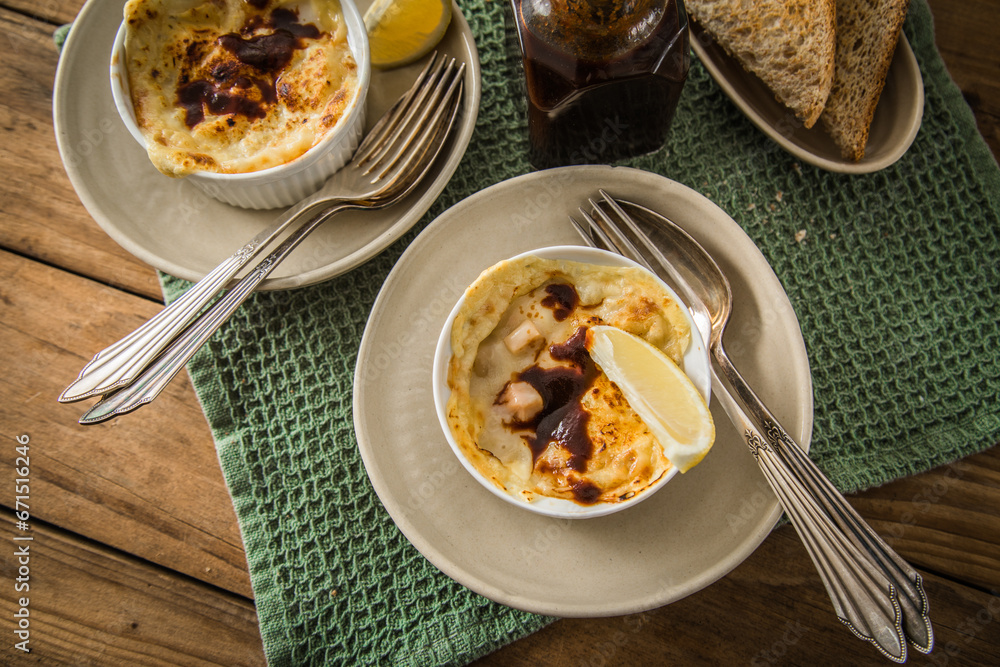 Typisches DDR Würzfleisch Ragout Fin mit Käse überbacken, Zitrone ...