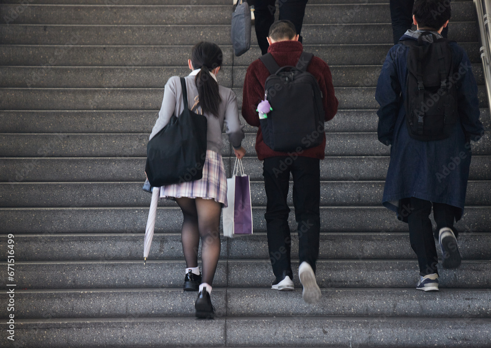 Obraz premium 朝の通勤中の人々が階段を登る姿