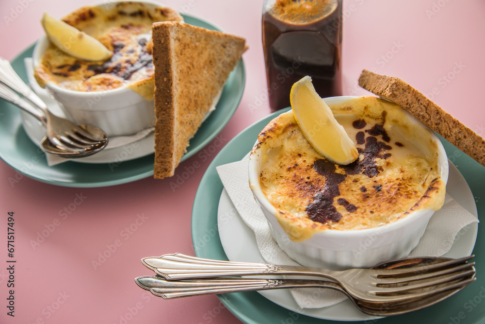 Typisches DDR Würzfleisch Ragout Fin mit Käse überbacken, Zitrone ...