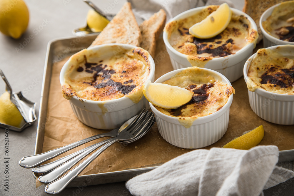 Typisches DDR Würzfleisch Ragout Fin mit Käse überbacken, Zitrone ...