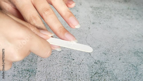 爪やすりで爪の形を整える
