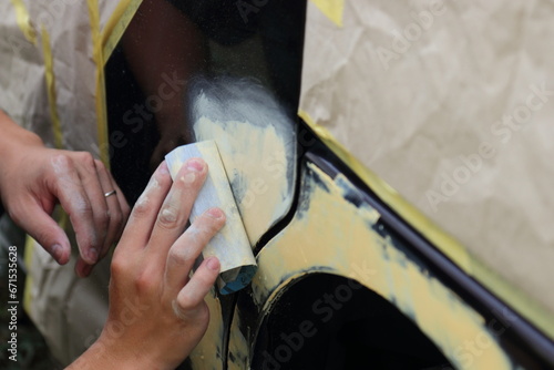 事故車の塗装　パテ埋め磨き作業 photo