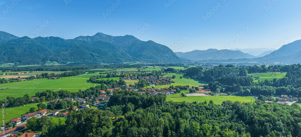 Blick in das Tal der Tiroler Achen und zum Hochfelln im Chiemgau Blick in das Tal der Tiroler Achen und zum Hochfelln im Chiemgau