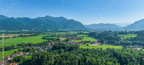 Blick in das Tal der Tiroler Achen und zum Hochfelln im Chiemgau