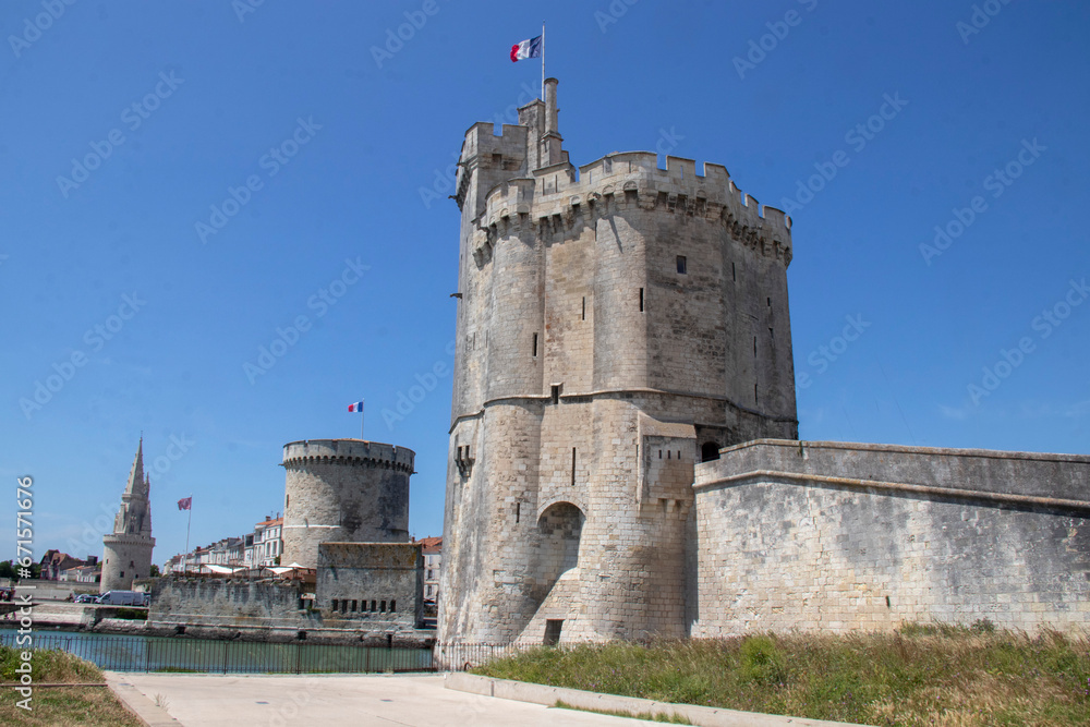 La Tour Saint-Nicolas, la Tour de la Chaîne et la Tour de la Lanterne à La Rochelle, construites entre le XIVe et le XVe siècle, en bord de mer à l'entrée du port, Charente-Maritime. Nouvelle-Aquitain