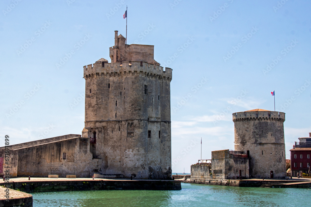 La Tour Saint-Nicolas, la Tour de la Chaîne de La Rochelle construites entre le XIVe et le XVe siècle, sur le front de mer à l'entrée du port, pour en interdire l'accès.