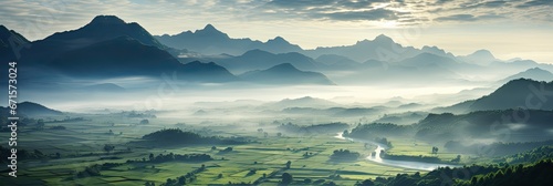 Górski krajobraz z mgłą i polami uprawnymi © Bear Boy 