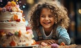 Szczęśliwa dziewczynka z kręconymi włosami zdmuchuje świeczki na torcie urodzinowym. 