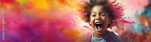 Szczęśliwe dziecko z afro w kolorowym dymie i kroplach farby. 