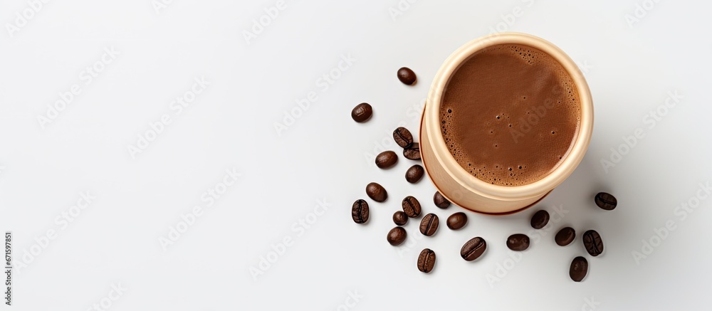 Obraz premium Top view of coffee in paper cup with lid on white background