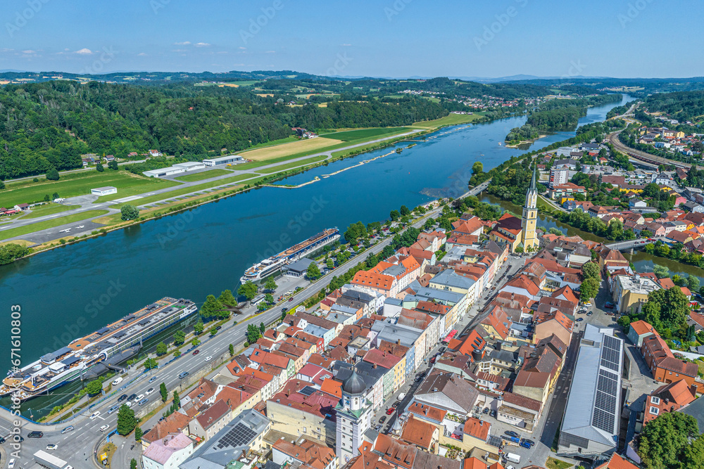 Vilshofen im niederbayerischen Landkreis Passau, Altstadt und Donaupromenade von oben