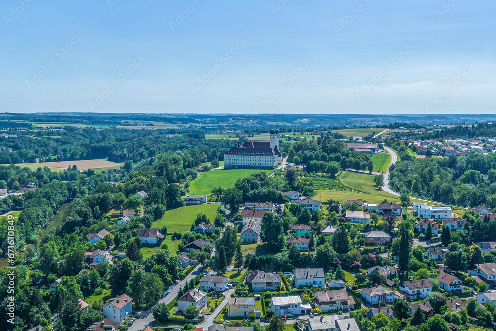 Fototapeta premium Vilshofen im niederbayerischen Landkreis Passau von oben, Ausblick zur Abtei Schweiklberg