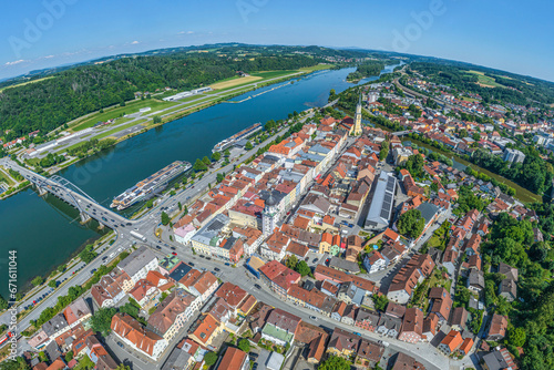 Vilshofen an der Donau im Luftbild, Stadtturm, Altstadt und Donaupromenade mit Flusskreuzfahrtschiff von oben