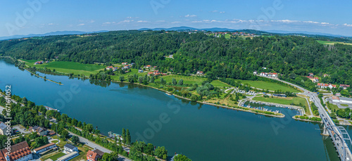Blick auf das nördliche Donau-Ufer bei Vilshofen in Niederbayern, Bootshafen und Wohnmobilstellplatz