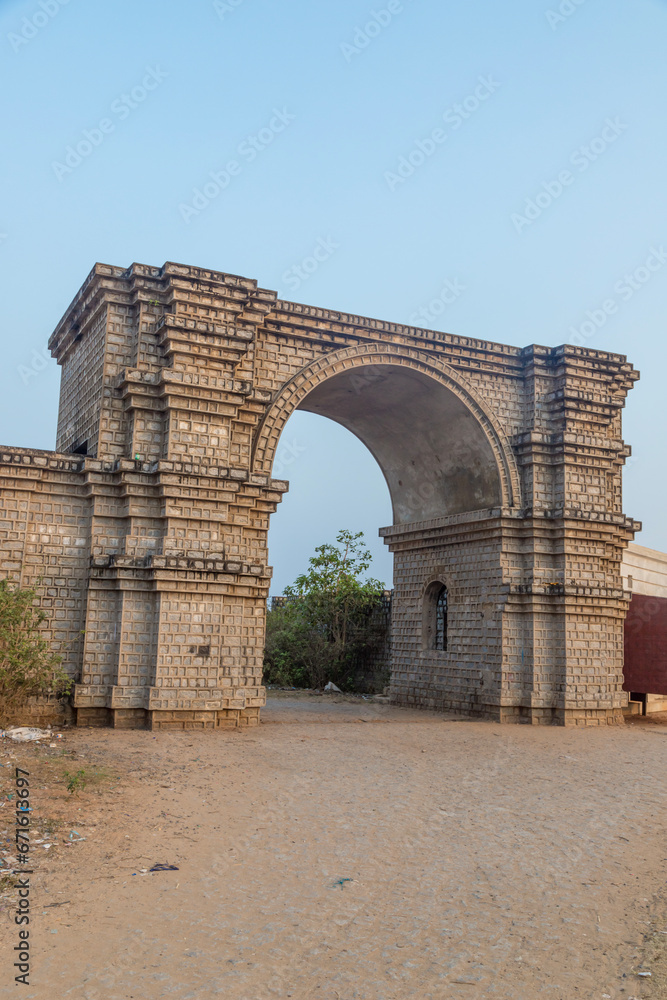 Obraz premium Arya Sagar Gopalpur Fort fort gate,Gopalpur, Odisha, India.