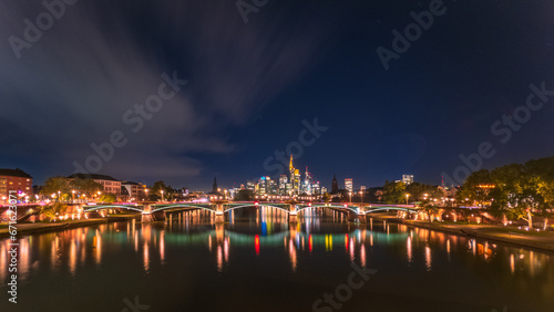 Frankfurt Skyline am Abend zur blauen Stunde