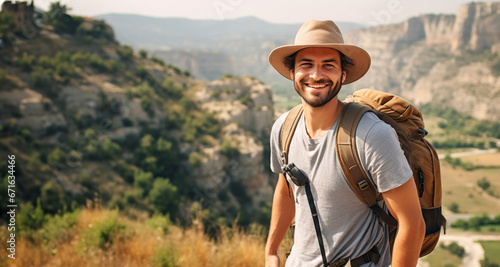 Hombre de frente sonriendo con paisaje de montaña en segundo plano photo
