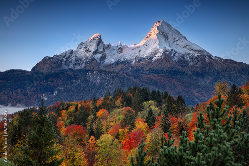 Obraz na płótnie Watzmann mountain, Bavarian Alps, Germany. Landscape image of Bavarian Alps with the Watzmann mountain at beautiful autumn sunrise. w salonie