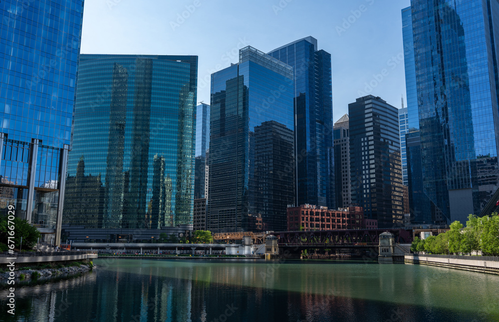 Fototapeta premium Chicago Riverwalk, Skyscraper with Reflections