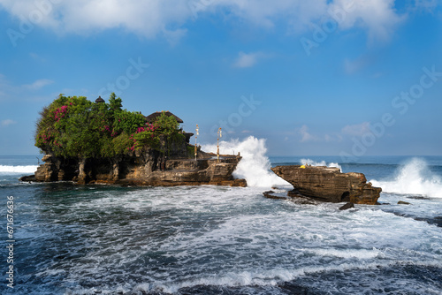 Pura Tannah Lot - Wassertempel auf Bali/Indonesien photo