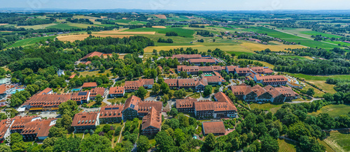 Panoramablick über die Kur-Einrichtungen von Bad Griesbach-Therme ins niederbayerische Umland