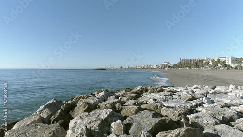 Mar y espigones 