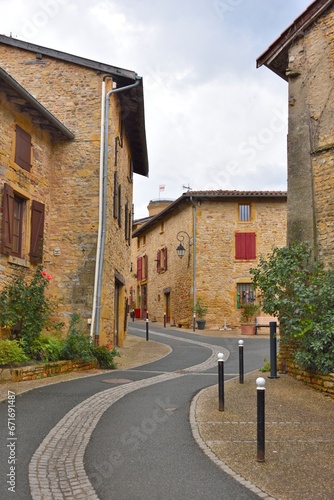 Rue d'Oingt (village des Pierres Dorées dans le Rhône) © PHILETDOM