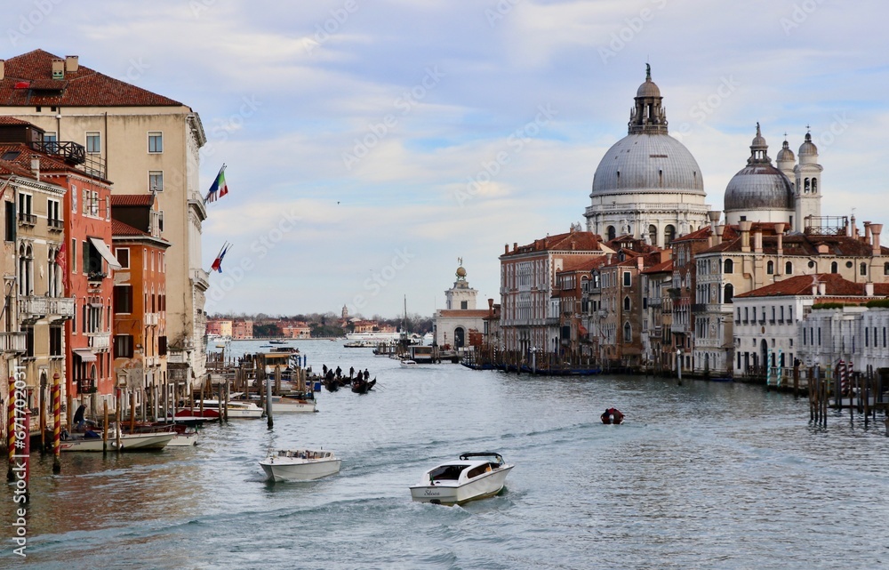 Vue aérienne sur le Grand Canal de Venise et sur la Basilique Santa Maria della salute, en Italie (couleur d'automne) 