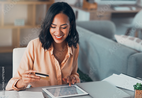 Foto Shopping for online purchase with credit card and tablet, buying products for house and making payment with technology