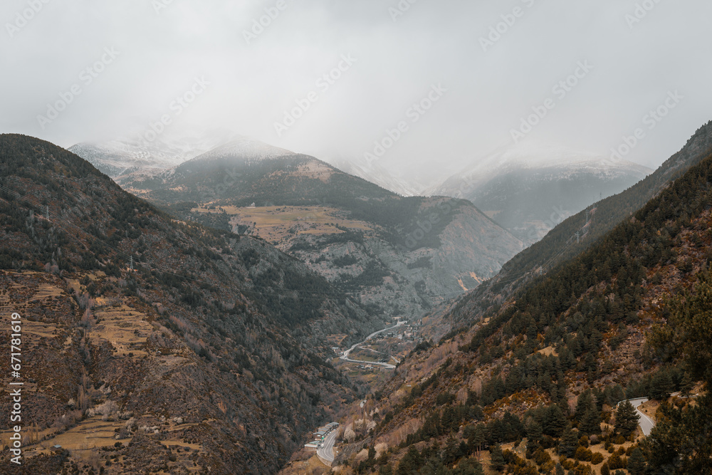 Andorra la Vella e le sue montagne, stradina di montagna per raggiungere il lago di Engolasters.