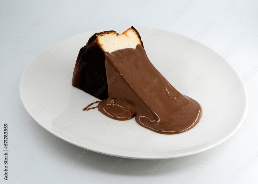 Obraz premium San Sebastian Cheesecake with chocolate sauce