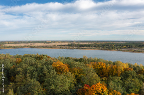 Ehemaliges Bergbaugebiet nach Rekultivierung im herbstlichen Farben