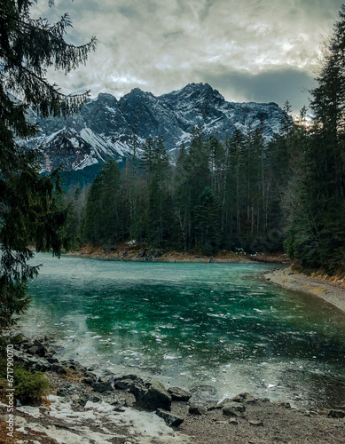 zimowy widok na jezioro i góry  © Monika