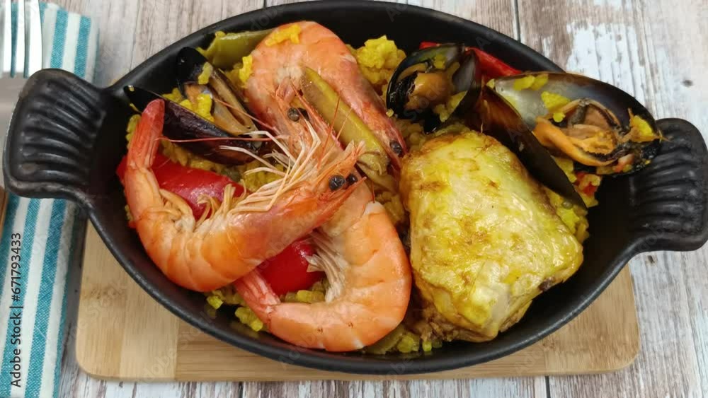plat de paella, en gros plan, sur une table