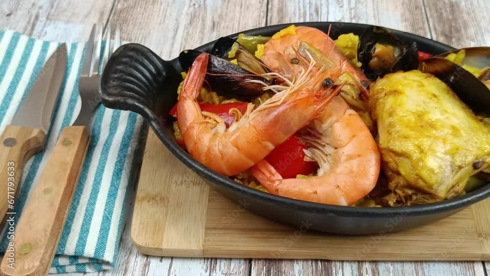 plat de paella, en gros plan, sur une table