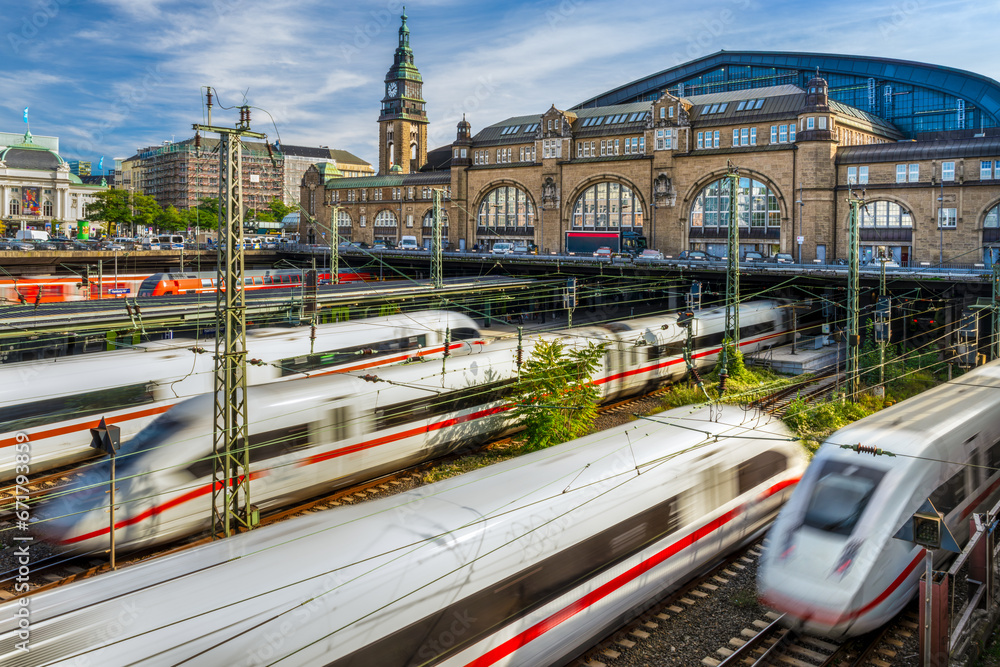 Hamburg, Germany. The main railway station (German: Hauptbahnhof) with trains arriving and departing. - obrazy, fototapety, plakaty 