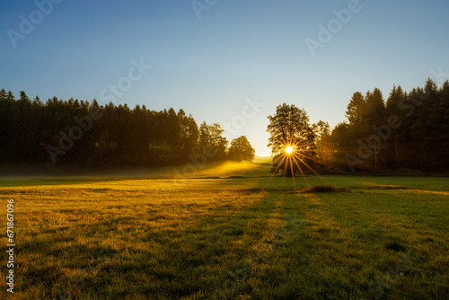 2023-09-16, GER, Bayern: Sonnenaufgang über dem Ilztal im Bereich der oberen Ilz, Ettlmühle photo