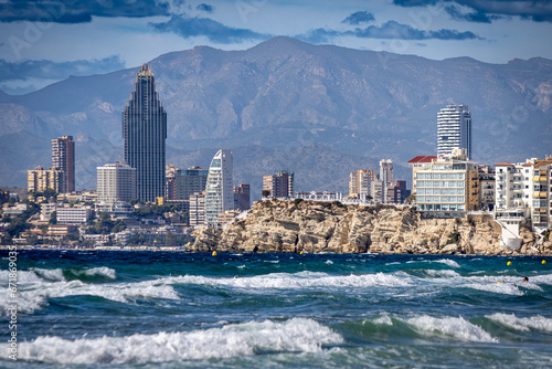 Widok na plażę, hotele i morze śródziemne na brzegu Hiszpańskiego miasta Benidorm na Costa Blanca