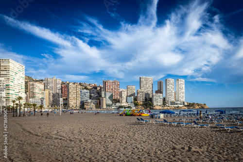 Widok na plażę, hotele i morze śródziemne na brzegu Hiszpańskiego miasta Benidorm na Costa Blanca