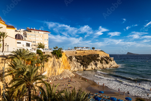 Fototapeta Naklejka Na Ścianę i Meble -  Widok na morze śródziemne na brzegu Hiszpańskiego miasta Benidorm na Costa Blanca