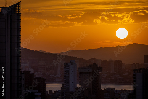 Widok na zachód słońca nad hiszpańskim miastem Benidorm na Costa Blanca © Jakub