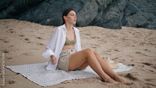 Foto Woman sitting blanket beach looking on seascape