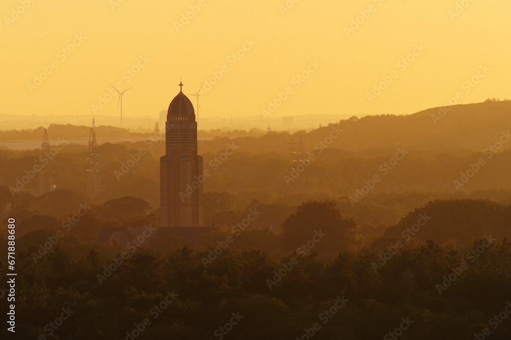 Kościół Chrystusa w Genk, widok na miasto o zachodzie słońca, Belgia, Europa Zachodnia. - obrazy, fototapety, plakaty 