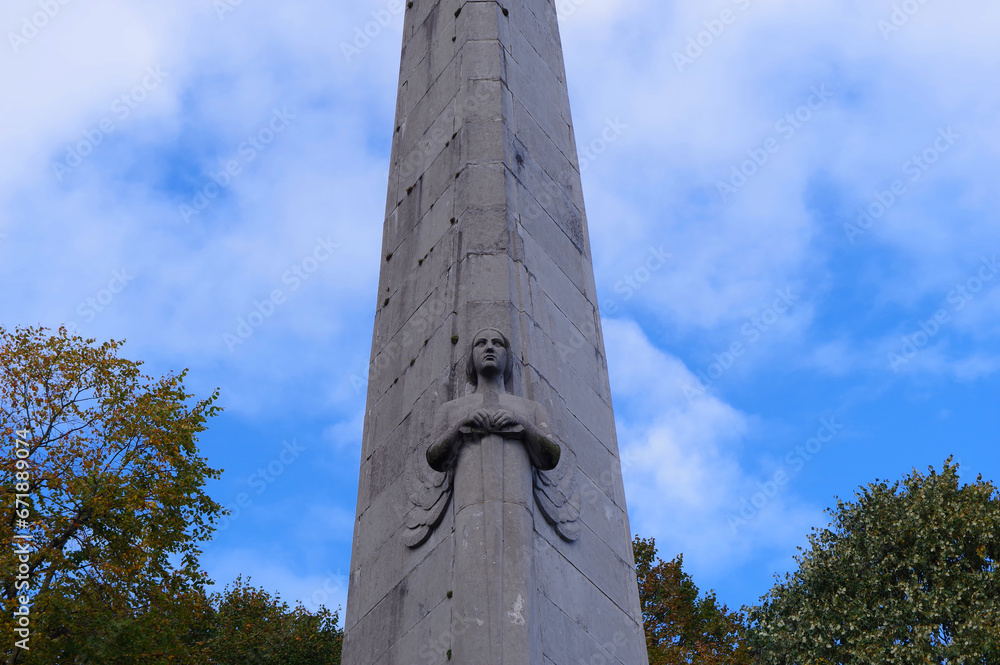 Pomnik na górze w mieście Liege. - obrazy, fototapety, plakaty 