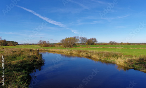 Rzeka Wieprz jesienną porą, krajobraz