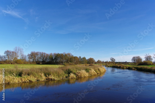 Rzeka Wieprz jesienną porą, krajobraz