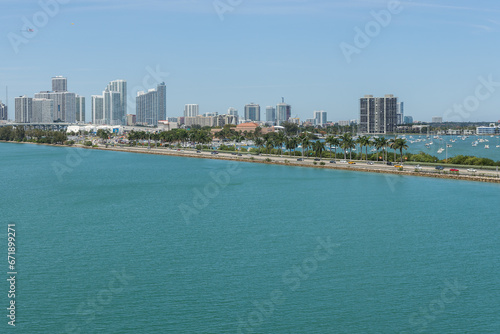 Skyline Miami aus der Sicht eines Kreuzfahrtschiffs beim Verlassen des Hafens © MANFRED-SCHEUCHER.AT