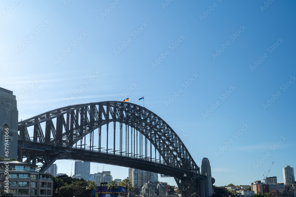 View of sydney harbor bridge with blue sky 
シドニーハーバーブリッジと青空の眺め