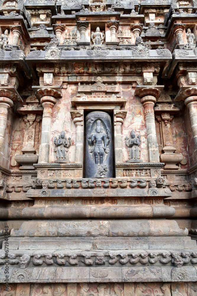 Obraz premium Statue of Hindu God in stone relief Temple wall at Airavatesvara Temple, Darasuram, Kumbakonam, Tamilnadu.
