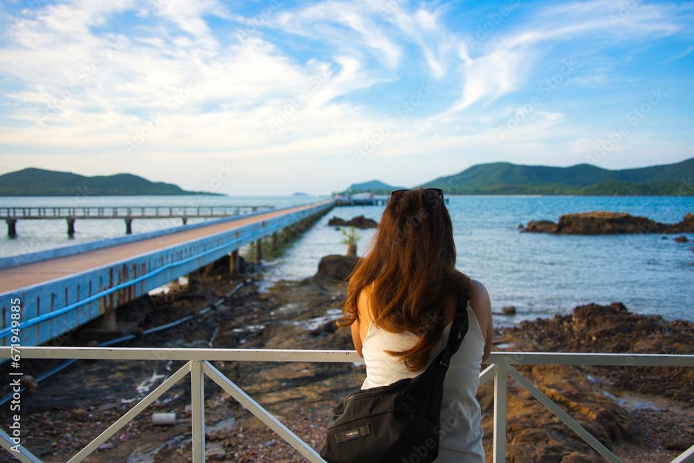 海を眺める女性 a women look at the sea 海を眺める女性 a women look at the sea